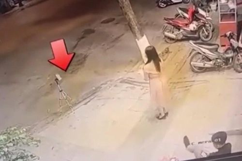 Đang quay cảnh nhảy múa ở trước sân, cảnh tượng 1 giây sau đó khiến cô gái 'đứng hình' không kịp trở tay
