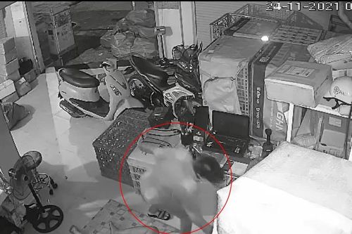 Camera ghi cảnh nam thanh niên lẻn vào kho công ty giao hàng trộm điện thoại ở TP.HCM