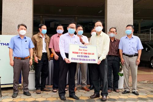 THACO bàn giao 3 xe cứu thương, 5 xe tiêm chủng cơ động cho Gia Lai
