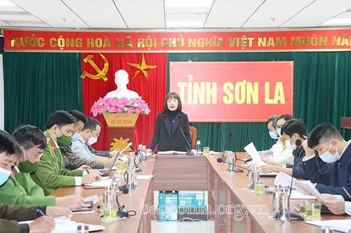 Họp bàn phương án cấp nước sinh hoạt tại bản Mạt do ô nhiễm