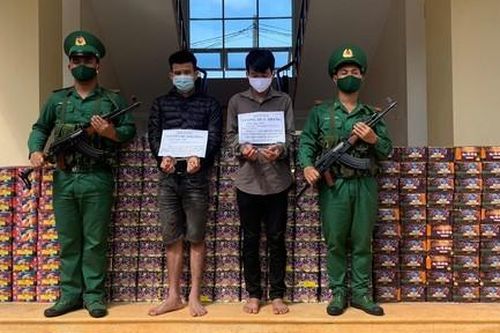 Bắt 2 thanh niên vận chuyển gần 1 tấn pháo hoa Trung Quốc