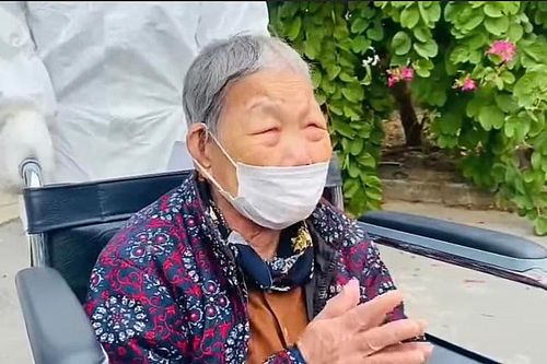 Cụ bà 100 tuổi nhiều bệnh nền đã chiến thắng Covid-19 sau 2 tuần điều trị