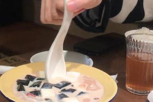 Chỉ một động tác, cô nàng phát hiện cách các nhà hàng 'lừa dối' khách bấy lâu