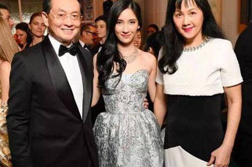 Lạ lùng rich kid Hong Kong đến tận năm 13 tuổi mới biết nhà mình không hề nghèo, có mẹ là diễn viên nổi tiếng, bố là CEO quyền lực