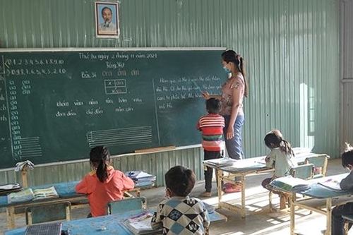 Nhọc nhằn 'gieo chữ' dưới chân núi Ngọc Linh
