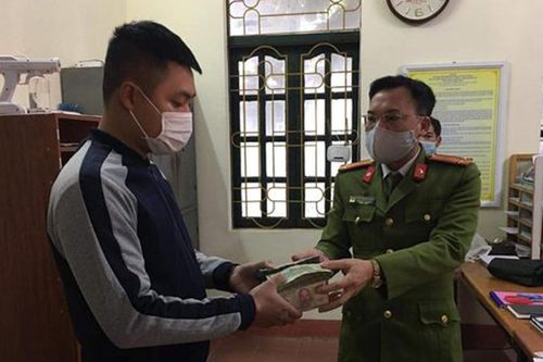 Chiến sỹ nghĩa vụ nhặt được 290 triệu đồng rơi trên đường, kịp thời tìm ra bị hại