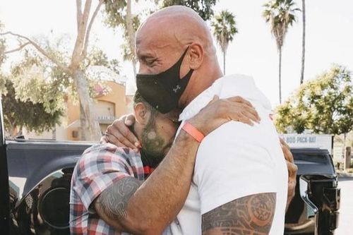 The Rock tặng xe tải cho người hâm mộ