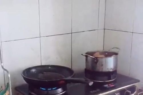 Vào bếp rán cá cô gái khóc thét, netizen ngồi phân tích lý do
