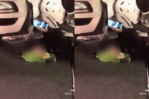 Cô nàng 'nằm khểnh' giữa đường lướt mạng sau khi gặp tai nạn giao thông