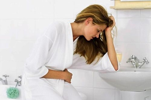 Nửa tháng mới đại tiện một lần, cô gái trẻ thủng đại tràng