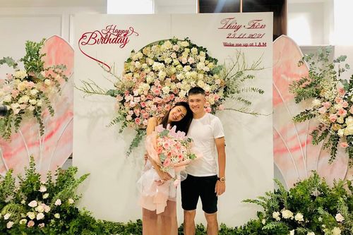 Sau ồn ào tiền thiện, Thủy Tiên rạng rỡ xuất hiện cùng Công Vinh