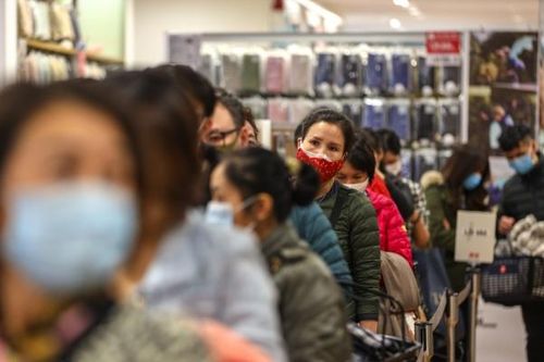Các cửa hàng đua giảm giá 'sốc' dịp Black Friday, người dân nhộn nhịp đi mua sắm