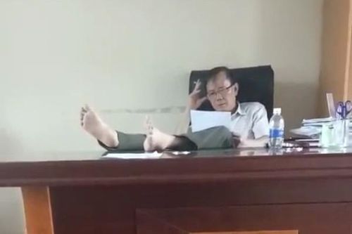 Hạt trưởng kiểm lâm 'gác chân lên bàn làm việc' ở Đắk Nông bị kỷ luật cảnh cáo