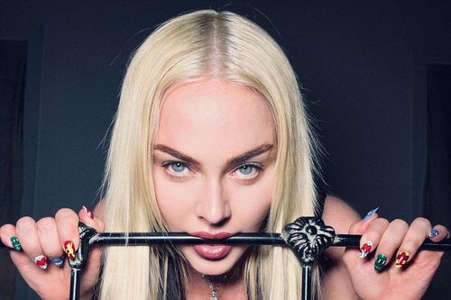 Madonna bị chỉ trích dữ dội vì đăng loạt ảnh với các tư thế phản cảm