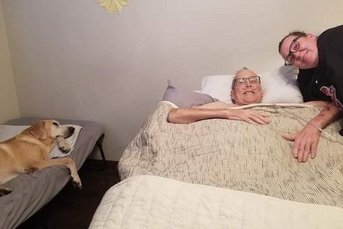 Chú chó theo chân chủ suốt 9 năm chữa ung thư, cả hai lìa đời cách nhau vài giờ