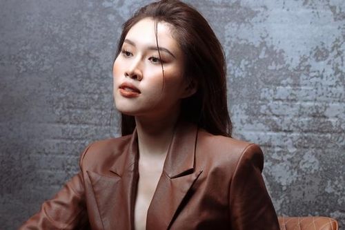 MC chân dài 1,1m gợi cảm với vest không nội y