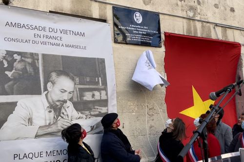 Gắn biển tưởng niệm Chủ tịch Hồ Chí Minh tại Marseille