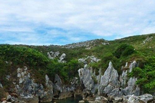 Bãi biển kỳ lạ: Chỉ dài 40m, nằm ngay giữa đồng cỏ xanh