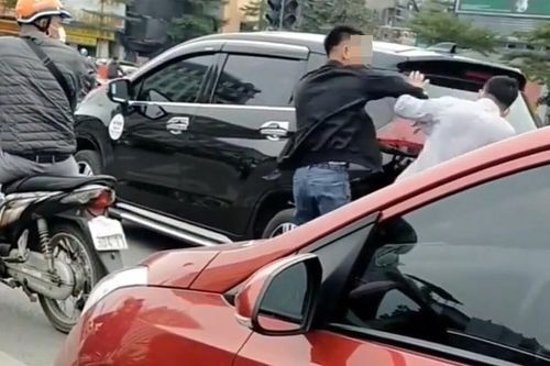 Nam thanh niên hung hăng thẳng tay tát tài xế ô tô tới tấp sau vụ va chạm xe giữa đường phố Hà Nội