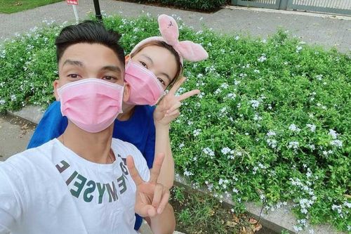Vợ chồng Mạc Văn Khoa gặp sự cố hy hữu khi mang khẩu trang hồng lái xe điện dạo vườn hoa