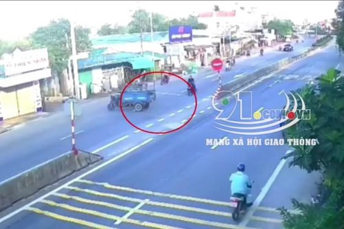Clip: Tài xế xe máy ngã ngửa xuống đất sau pha va chạm với ống nhựa trên xe ba gác đang quay đầu