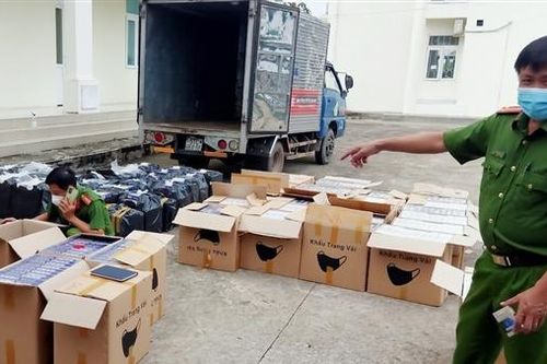 Xe tải giấu thuốc lá lậu trong thùng khẩu trang