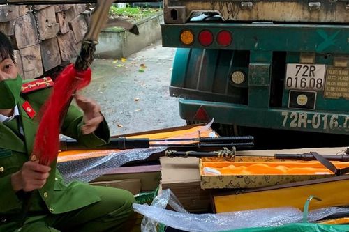 Phát hiện xe chở dao kiếm và nhiều loại hàng hóa không rõ xuất xứ
