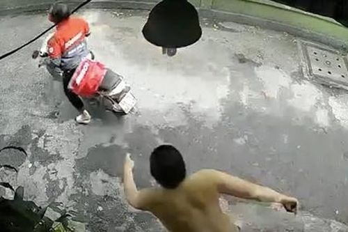 Truy bắt tên cướp giật mặc đồ shipper
