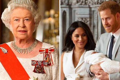 Nhìn hình ảnh này, Meghan liệu có hối hận và đưa con gái về Anh gấp để làm lễ rửa tội?