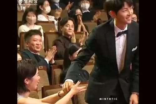 Song Joong Ki thân mật với bạn diễn nữ tại lễ trao giải Rồng Xanh
