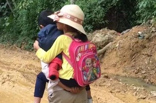 Ông bố Tuyên Quang dắt tay, cõng con gái đi học mỗi ngày