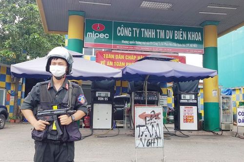 Cảnh sát bồng súng AK phong tỏa cây xăng Biên Khoa