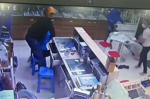 Phê chuẩn khởi tố đối tượng đe dọa thu ngân, cướp tiền