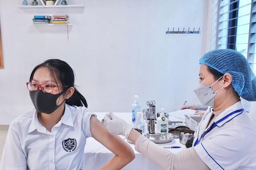 Chùm ảnh: Hơn 5.000 học sinh lớp 9 quận Thanh Xuân được tiêm vaccine phòng Covid-19