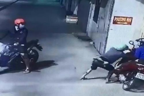 Hà Nội: Tạm giữ hình sự 2 đối tượng 'dụ' bạn đến ao sen để cướp xe máy
