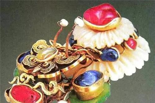 Mộ cổ bất ngờ nổ tung, vàng bạc châu báu thi nhau vương vãi