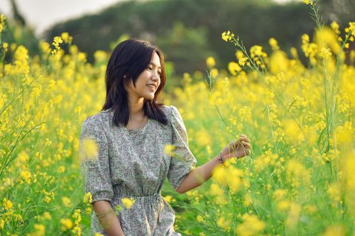 Giới trẻ Hà Nội check-in tại vườn cải vàng giữa lòng Hà Nội