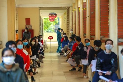 Hà Nội: Học sinh lớp 9 xếp hàng chờ tiêm vắc xin phòng COVID-19