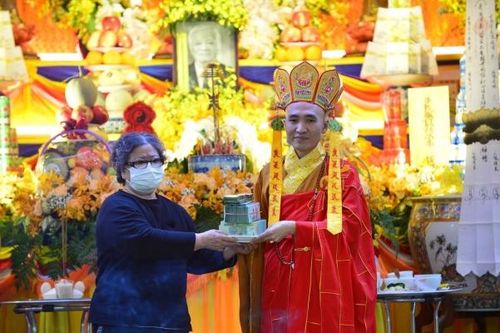 Shark Liên và gia đình dùng toàn bộ tiền phúng viếng trong tang lễ bố cho việc thiện