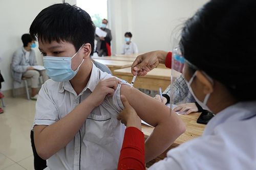 Hà Nội tiêm phòng vaccine COVID-19 cho học sinh lớp 9: Học sinh và phụ huynh cùng phấn khởi