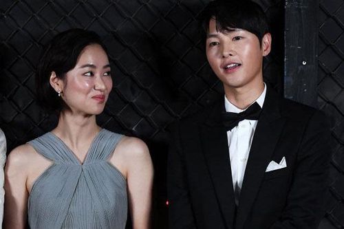 Song Joong Ki công khai nắm tay thân thiết với tình tin đồn, cùng nhau ăn mừng đoạt giải ngay trên sân khấu Rồng Xanh