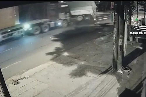 Clip: Kinh hoàng cảnh container tông xe con, húc xe tải lật nghiêng trên đường