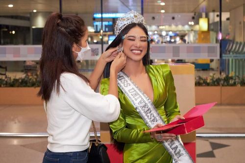 Khoảnh khắc 'triệu yêu thương' H'Hen Niê dành cho Kim Duyên thể hiện quyết tâm truyền may mắn
