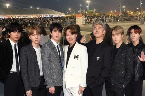 Choáng với cảnh tượng hàng chục nghìn người xếp hàng xem concert BTS tại Mỹ giữa lúc dịch tái bùng phát
