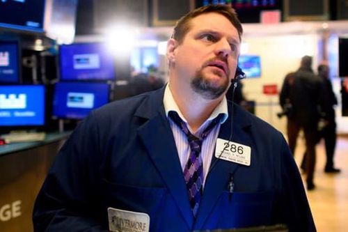 Bán tháo vì biến chủng mới của Covid-19: Dow Jones bay 900 điểm, giá dầu bốc hơi 13%, Bitcoin sụt 8%