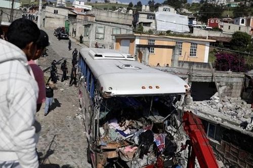 Tai nạn xe khách thảm khốc ở Mexico, 50 người thương vong
