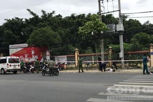 Nam bảo vệ đang đạp xe bất ngờ ngã ra đường tử vong