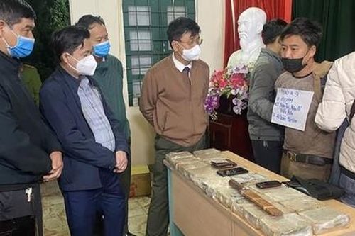 Cảnh sát phục kích, truy bắt ô tô chở 40 bánh heroin