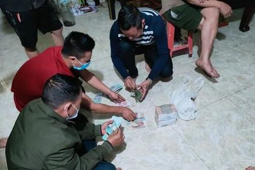 Cán bộ xã rơi gần 1 tỷ đồng tiền công quỹ, người dân nhặt được trả lại