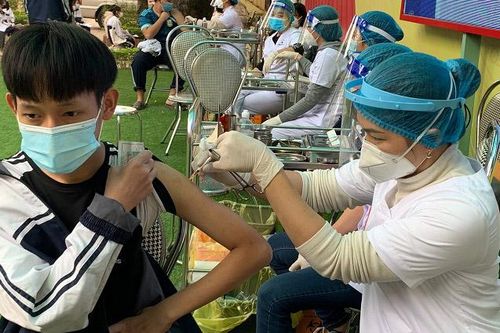 Hà Nội có hơn 38.000 học sinh lớp 9 được tiêm vắc xin Covid-19 trong ngày đầu triển khai
